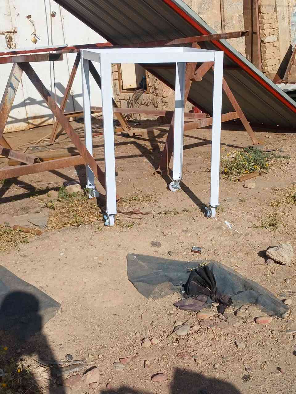 نشتغل جميع انواع لحداده بوب شبابيك سقايف مراجيح محجلات اقفاص وميوزه مبرده واي شي يخص لحداده وتوجد ايضا حداده متنقله خابر ودلل، ***********
