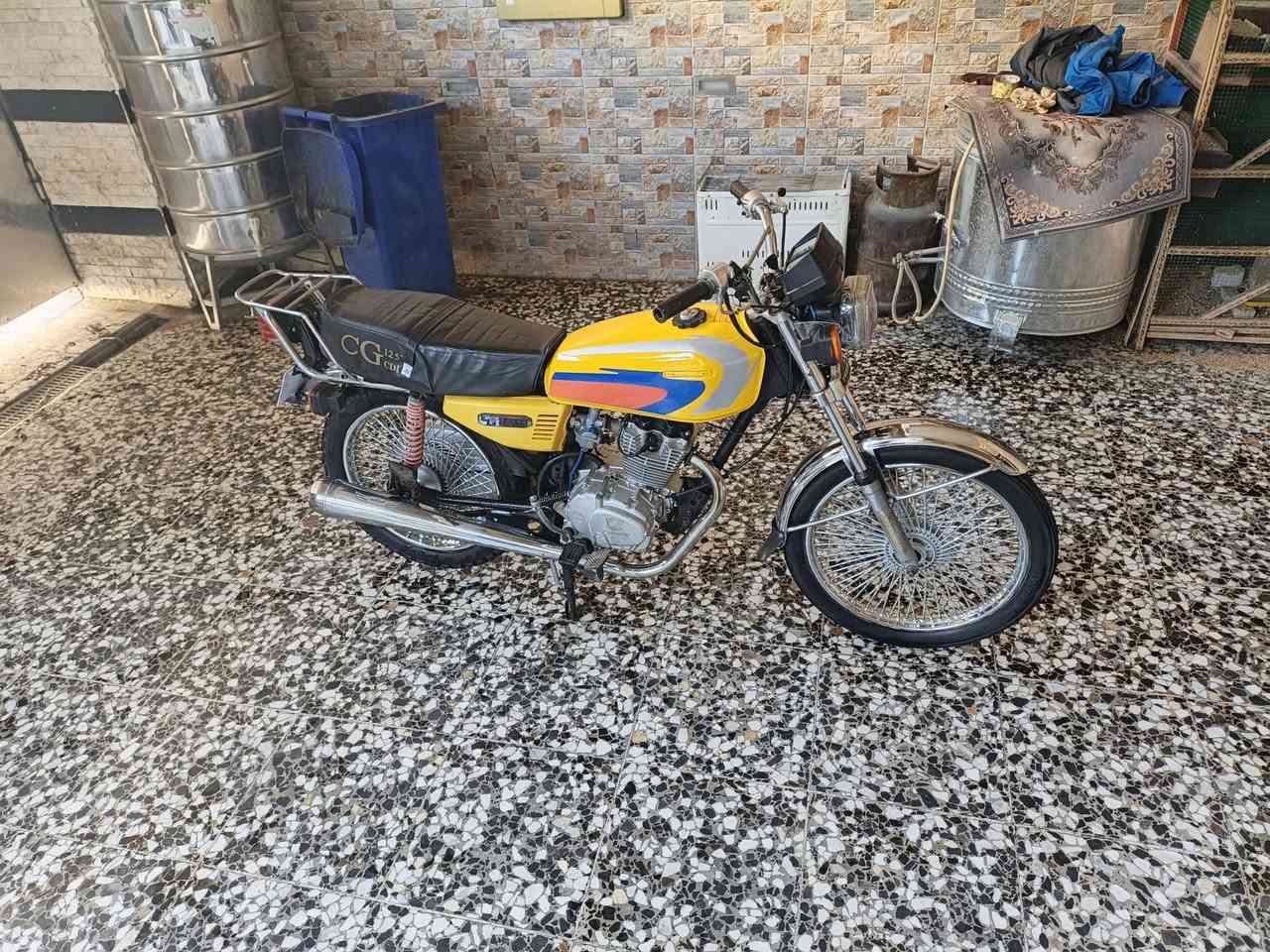 يالله سلام عليكم دراجه للبيع ايراني 4 كير اوراق كاملة ومكمركه بس روح رقم دراجه خير من الله موديل 2020 مكينه ابدل بيها فقط بوشه مكينه خرسه كهربائيات كلها شغاله مكاني بغداد حي النصر *********** السعر 450 وبيها مجال قليل
