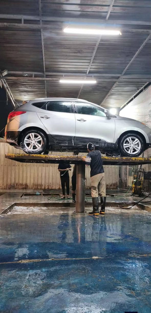 السلام عليكم توسان مديل ٢٠١٣ للبيع  وارد أمريكي
محرك مكفول من تبخير والتنقيص 
كير، مكفول 
ماشيه ١٢٣ ألف 
رقم نكليزي 
السياره كلير من أمريكا بل سونار 
أثر جراد بل قماره 
سياره خير من الله 
الداخل أسود 
السعر ١٢٠ بيها مجال قليل 
مكاني بغداد مدينه الصدر 
حادثها جاملغ وبنيد بمريكا بدون دواخل بدون شواصي 
فقط الغد الأيمن قليل منه بلا كص فقط تعديل 
***********
