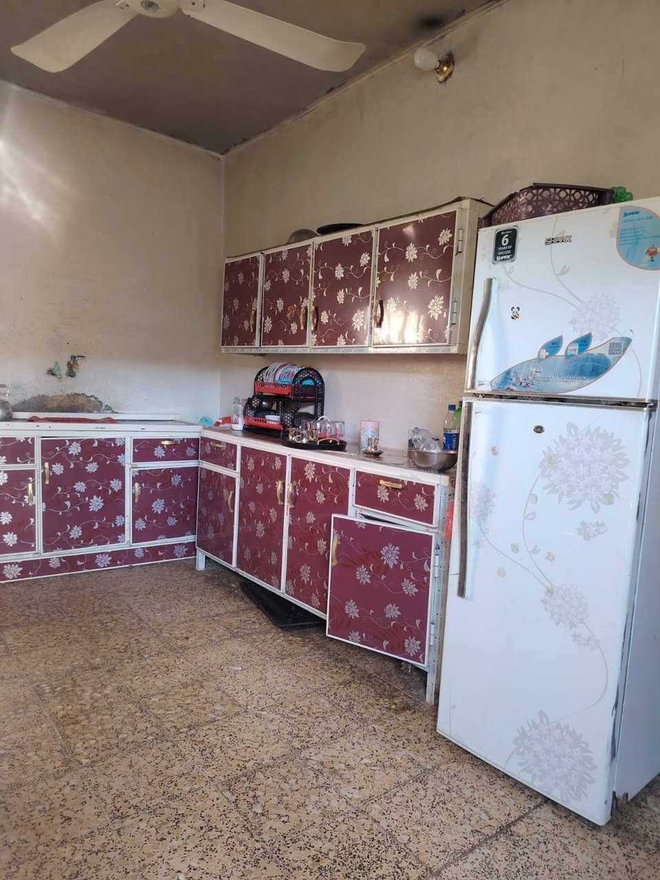 السلام عليكم بيت٢٠٠ متر للبيع بناء قديم بس نضيف  بعقوبة كاطون الرازي خلف مدرسة الشام السعر 90 وبيه مجال للشراي تواصل خاص  او اتصل ***********
