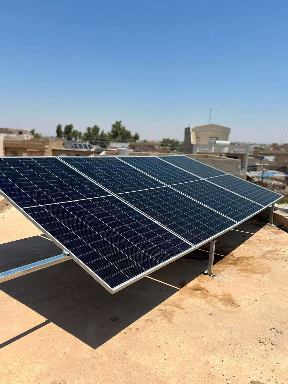 تم بحمد الله تنصيب المنظومه  طاقه شمسيه في قضاءالحويجه/حي العسكري ...
للأخ سيف الحنتاوي ابو ادم 🫡   .... 

قدرة المنظومة:

🔹10  أمبير نهاري في الظروف القياسية.

🔹8أمبير ليلي.

مكونات المنظومة:

1. البطاريات:ليثيوم... 8kw

🔹 ضمان استبدال 5سنوات 

2. الألواح الشمسية:

🔹 ألواح فلاديفيا 600 واط.

🔹 عدد الألواح:5 ألواح.ذات وجهين وذات كفاءة عاليه 

🔹 ضمان 15 سنة، وعمر افتراضي يصل إلى 40 سنة.

3. الإنفرتر:

🔹 إنفرتر حجم  4.25kw

🔹 ضمان لمدة سنتين.

4. هيكل الألواح:

🔹 مصنوع من الحديد المغلون المقاوم للصدأ لضمان المتانة.

التشغيل والصيانة 🛠️

🔹 المنظومة تعمل 24 ساعة يوميًا مدى الحياة دون مصاريف إضافية.

🔹 الصيانة الوحيدة المطلوبة هي غسل الألواح الشمسية بالماء كل بضعة أسابيع.

الضمان شامل لجميع مكونات المنظومة

🔹 من شركة النبع الهادر فرع الرياض 

📞 للاستفسار أو الاتصال: مهند 

📲***********_ ***********

ابو حسين 

📲 *********** (متوفر واتساب)

شركة النبع الهادر #ضمان #امان #مصداقيه

ملاحظه/صيانه مجانيه لمده سنه خدمه مقدمه من قبل الشركه للزبون
