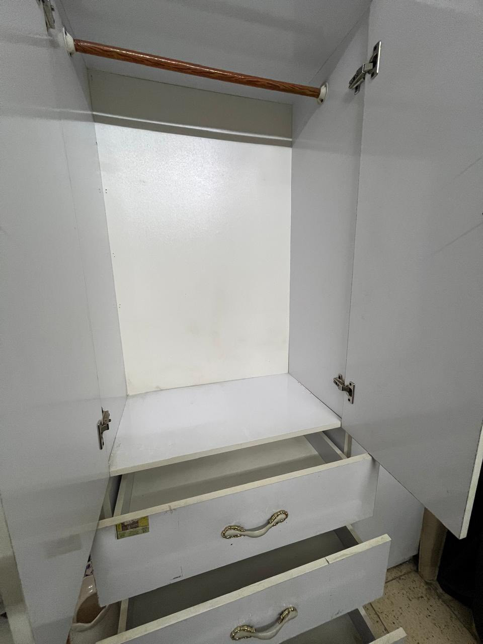 كنتور +ميز تواليت مستعمل نضيف اريدة ب100الف للتواصل ع هذا الرقم ***********
