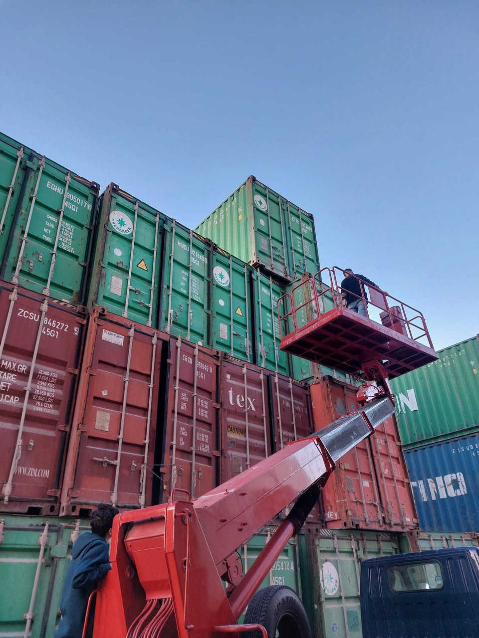 توجد حاويات لبيع البصره  لون خظراء طول 12متر التصال ***********
