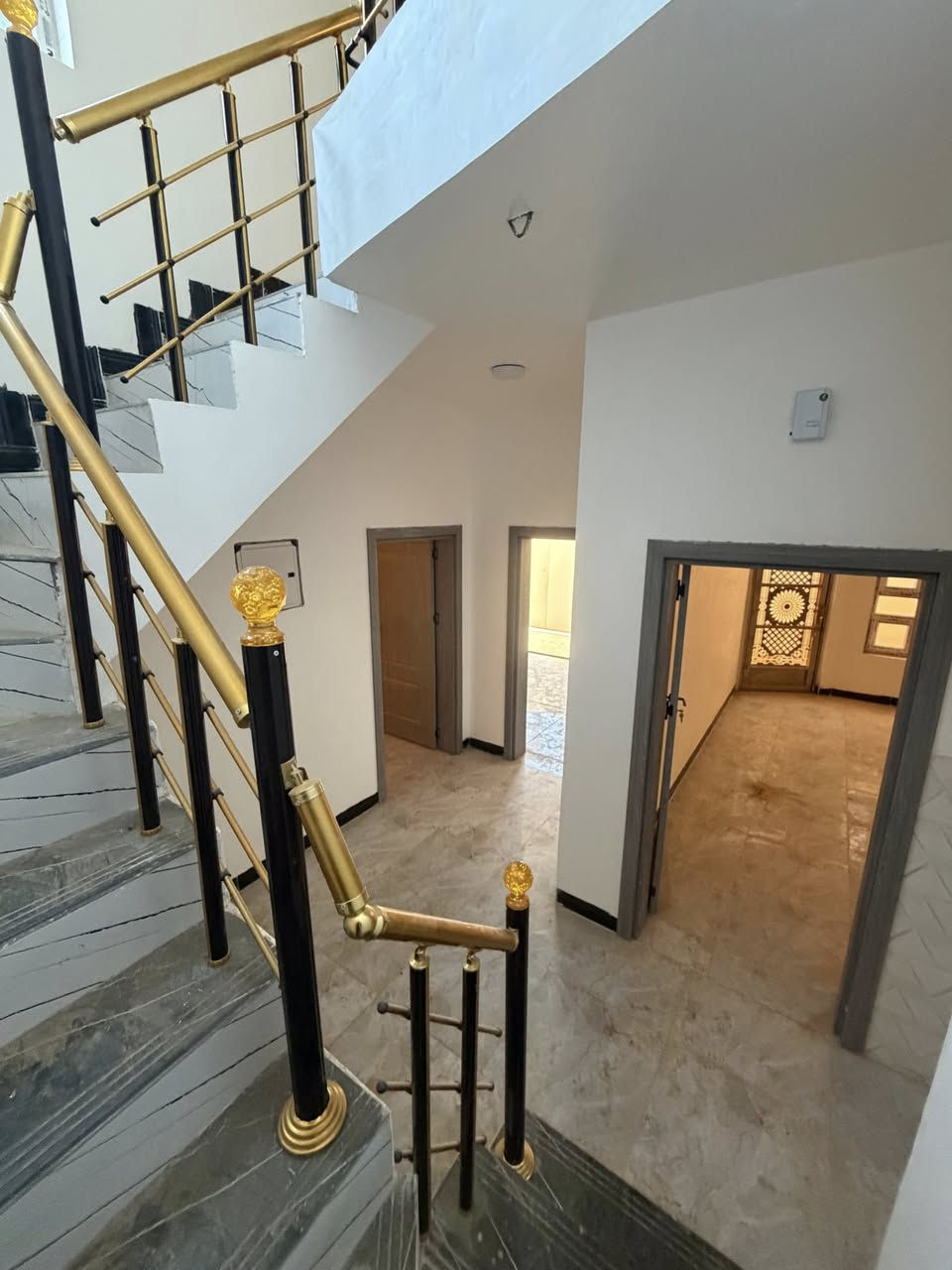 دار للبيع زيروو بسعر مناسببب 🔥 
المساحة ١٠٠ م ( ١٠*١٠) الموقع الديوم حي التصنيع 📍.. ( ٣ غرف نوم + ٣ مجاميع صحية + صالة+ استقبال +مطبخ)
كامل وجاهز وزيروو / بأسمي طابو صرف
الاستفسار 
***********
