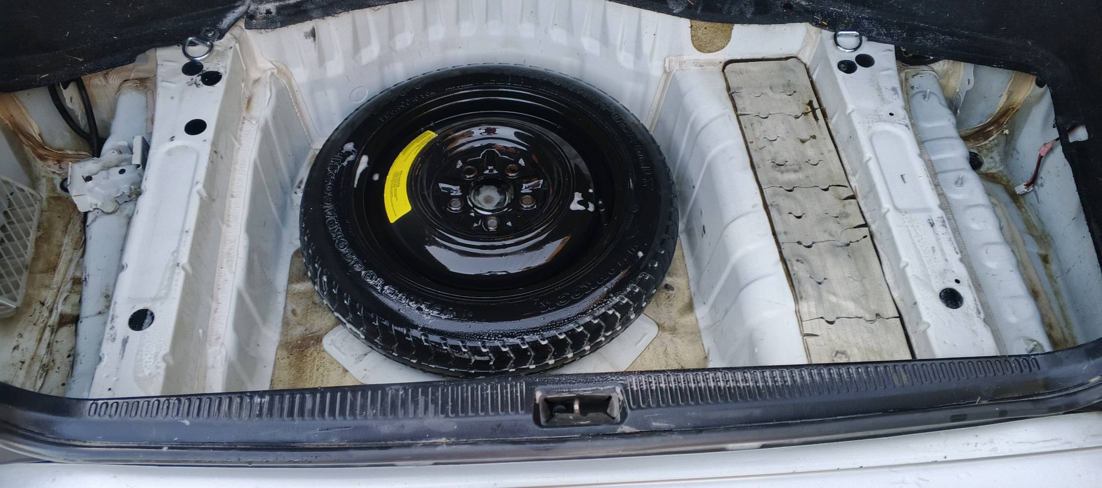 كصتها جنطه مكينه وكير وحداديه طخم تايرات منظومة زنون كرستال كشنات اربعتهن كهربائي سويج بصمه بيها  تلحيضات بسيطه  البك لايت مكسور يرادله تبديل والدعاميات الاماميه والخلفيه يرادلهن ترتيب مثل ماتشوف بصوره غرفتها بجيس وبديها كلش نظيف بيه ارقام الماني حفر متومه وسنويه