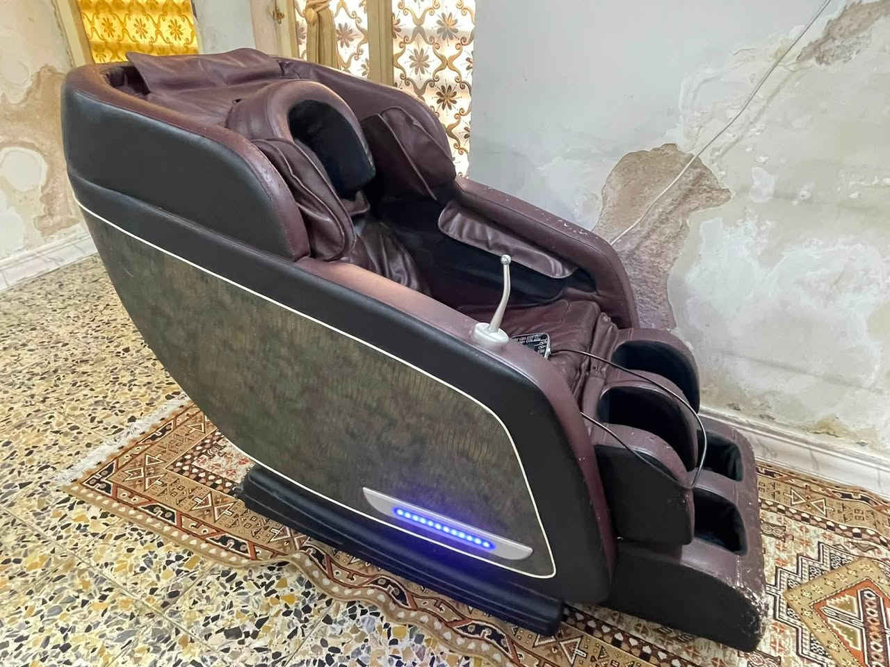📣 كرسي مساج فول مواصفات للبيع (بحالة ممتازة وشغال 100%)
لكل الي يدور على الراحة والاسترخاء بالبيت بعد تعب اليوم، متوفر كرسي مساج طبي متكامل بمواصفات عالية:

⚙️ أهم المواصفات والمميزات:

 تحكم ذكي كامل: يجي وياه ريموت كونترول بشاشة ديجيتال واضحة للتحكم بكل التفاصيل.

 أنظمة مساج متعددة: مساج مخصص للرقبة (Neck)، الظهر (Back)، الأكتاف (Shoulder)، المقعد (Arm/Seat)، الساقين (Calf)، وبكرات خاصة للقدم (Foot Roller).

 خاصية انعدام الجاذبية (Zero Gravity): تعطيك شعور بالاسترخاء التام وتخفف الضغط عن العمود الفقري.

 خاصية التدفئة (Heat): مثالية لتقليل تشنجات العضلات وزيادة الراحة.

 التحكم بالسرعة والقوة: تكدر تتحكم بقوة ضغط الهواء وسرعة البكرات (Roller Speed / Air Intensity).

 إضاءة LED جانبية: تصميم عصري ومميز يضيف لمسة جمالية للمكان.

✨ حالة الجهاز:

 الكرسي شغال بالكامل وكل الأنظمة والريموت والكهربائيات فحص وشغالة

 💵 السعر: 350 ألف (بي مجال بسيط للشراي الطيب)

 📍 المكان: بغداد - البلديات

 📞 للتواصل والاستفسار: يرجى المراسلة على الخاص أو الاتصال على الرقم:***********
