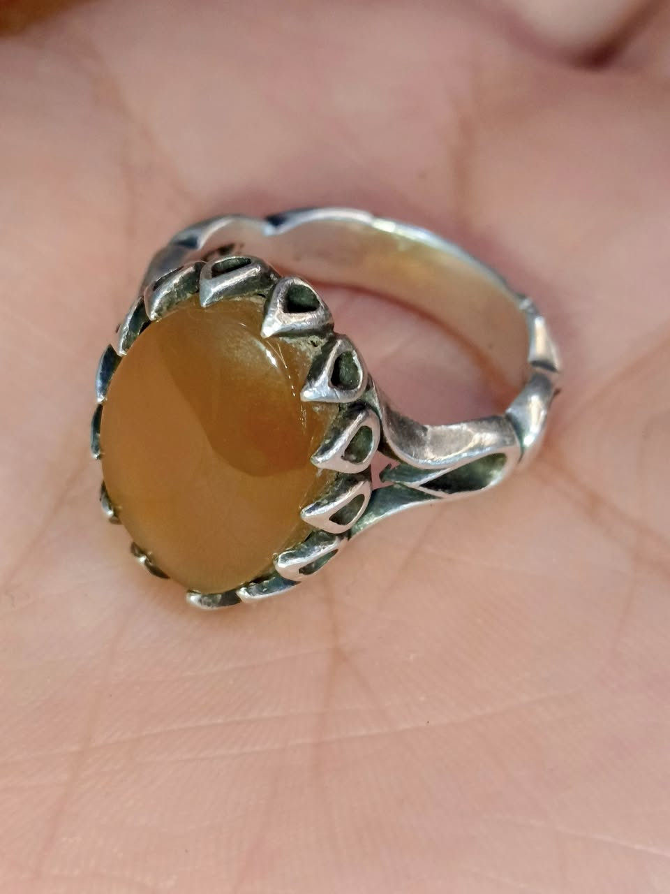 خاتم عقيق عسلي يماني طبيعي اصلي ذمة صياغة يدوي ثقيلة فضة ٩٢٥ سعر جدا مناسب❤
حجز وتفاصيل أكثر خاص او واتساب ***********🌹
وموجود عندي كل انواع الاحجار والمحابس الفضة والنحاس.

