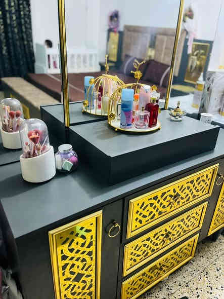 السلام عليكم 
عيوني غرفه تركية اخو الجديد 10 قطع 
رايديها ب800وبيها مجال
***********
