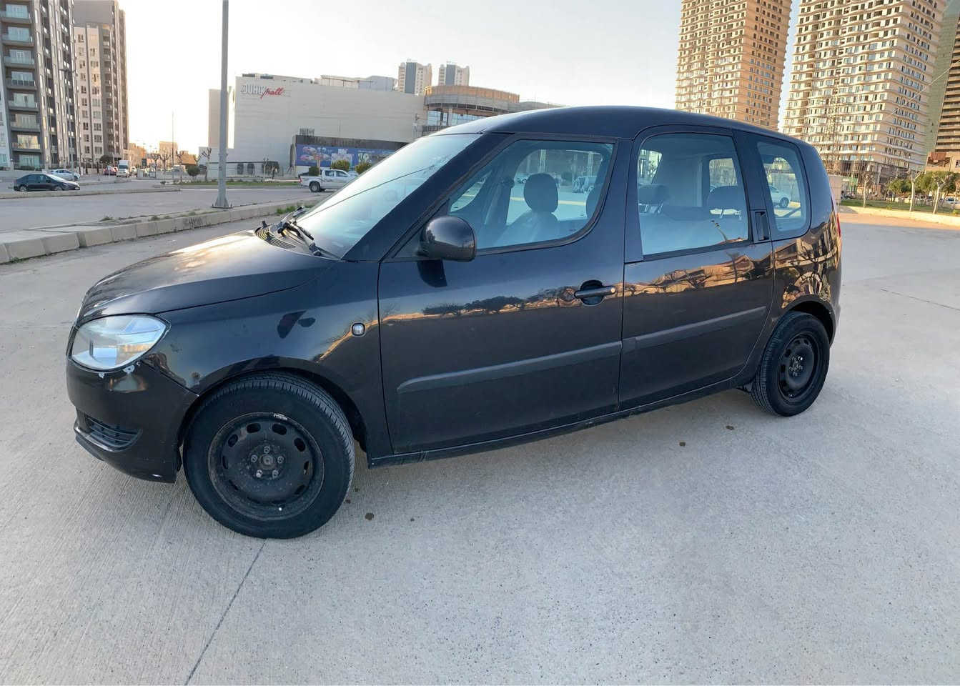 السلام عليكم
 
***********
سكودا رومستر 
موديل 2013 
محرك 1600 اقتصادية جدا كل اسبوع يكفيك ب 10 بانزين مكفول 

تبريد ثلج و تدفئة 

كير 3 وضعيات مكفول 

صدر امامي و خلفي جديد 

تايرات نظيفة 90%

شاشة و كاميرة خلفية و سستم صوت بلادي 

و لا گلوب سيرفس مشتغل بيها نظيفة جدا 

رقم اربيل انكليزي جديد تحويل مباشرة ثاني يوم 

السيارة تاخذها ما تصرف عليها ربع شرط ما تفتح البنيد بس من تريد تبدل دهن المحرك او الكير من يجي وقته غيرها ماكو ابد 

السيارة ما بيها ضربه بيها طخه بسيطة ما تنذكر و مسويها فقط غيرها كلشي ماكو 

السعر 75 و مجال

رقم و واتساب موجود 
*********** بغداد, العراق
