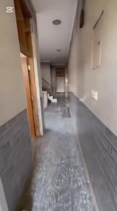 مشتمل للبيع طابقين يحتوي الطابق الاول على استقبال ومطبخ وهول وصحيات داخل وخارج وغرفة نوم ويحتوي الطابق الثاني على غرفتين نوم وصحيات وهول بل ٥٠٠٠ بل خاجيه قريب على الحولي الاستفسار الاتصال على الرقم ***********
