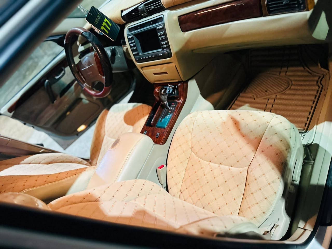 سلام للبيع تيوتا كراون (ملكه) كارتون
موديل 2000
رقم بغداد دولي مميز 
كفاله عامه من كلشي
كرستال
فيفيتي 2500
محورها غاز  غاز 
تحويره نجف فوك وجوه 
دشبول عارف العيساوي 
تحويرت فاضل عيدان
تبريد ثلج
شاشه 
اشاير مري 
شفط مري 
هيتر مري 
 برده خلفيه 
حجر بيئه 
ويل حصيره
السعر 155 وبيها مجال للطيبين 
رقم الهاتف ***********
