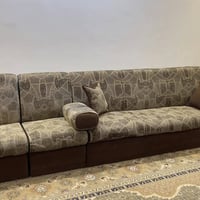 ديوان مستعمل للبيع  طوله تقريبا ١٧ متر سعره ٣٥٠ وبي مجال تواصل  ٠٧٧١٣٨...