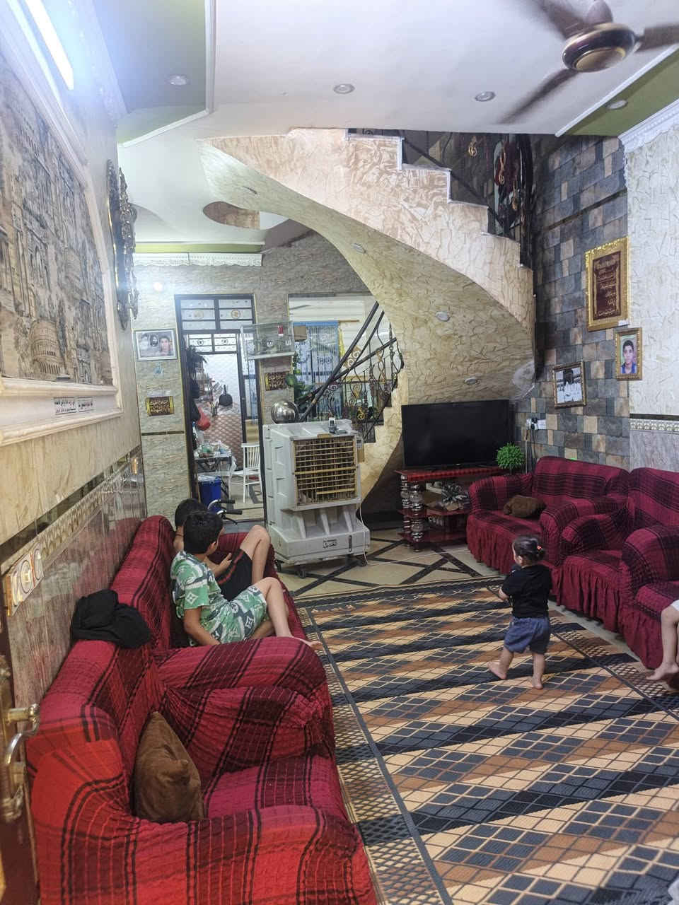 السلام عليكم بيت البيع  بغداد مدينة الصدر قطاع26
أول فرع أول بيت المساحه144 اربع غرف فوك 
***********
