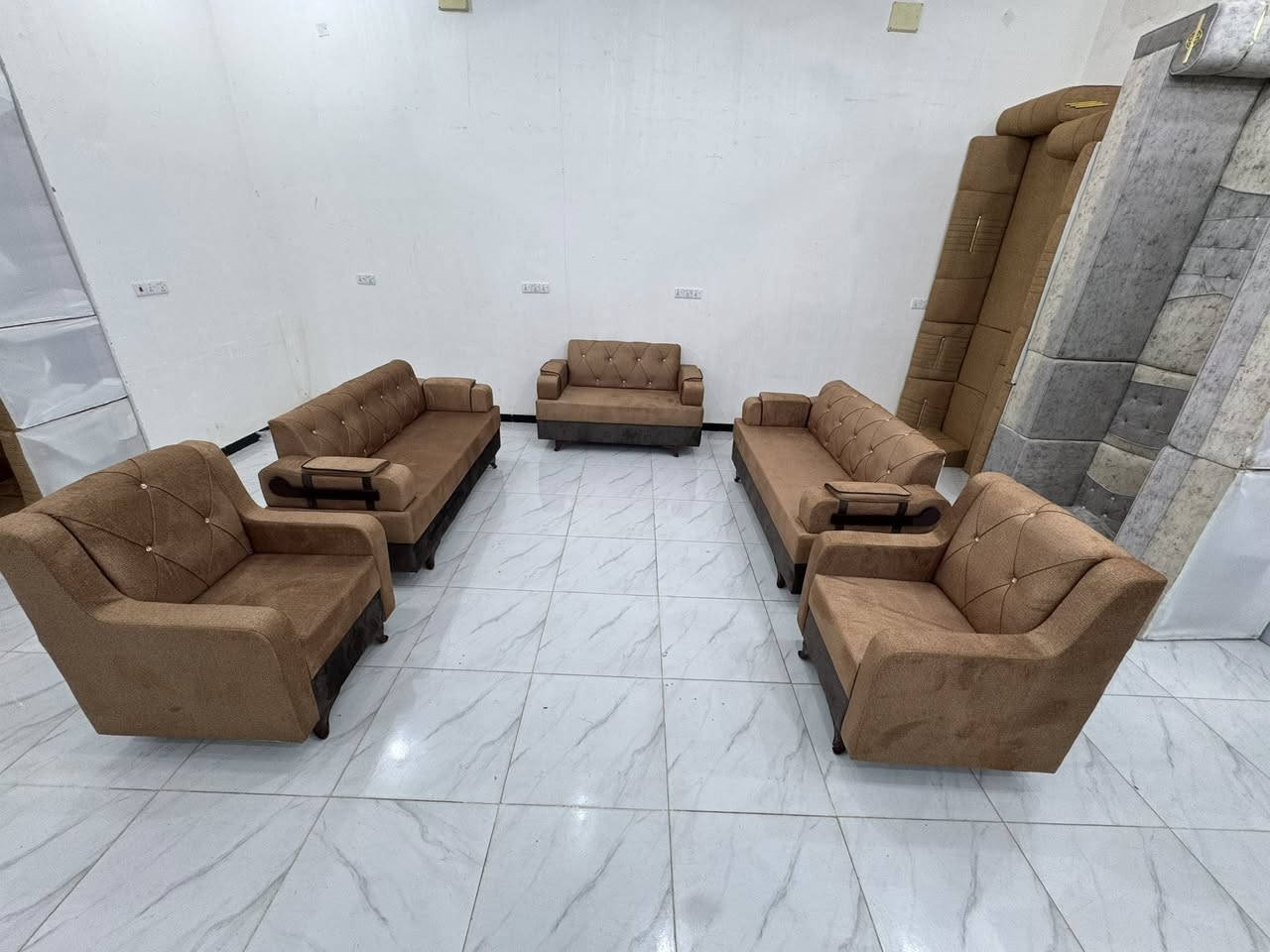 تخم عراقي تسكام درجه اولى كله بلايود اسود اسفنج ١٠سم مميز اول
تخم ١٠ نفرات يتكون من ٥ قطع موديل وشغل درجه اولى 
بيع او مراوس مع فرق 
للستفسار ع رقم *********** واتساب اتصال 
العنوان كوت زين القوس شارع مله قرب مجمع تركي 
معمل ومعرض بركات ام البنين ع
