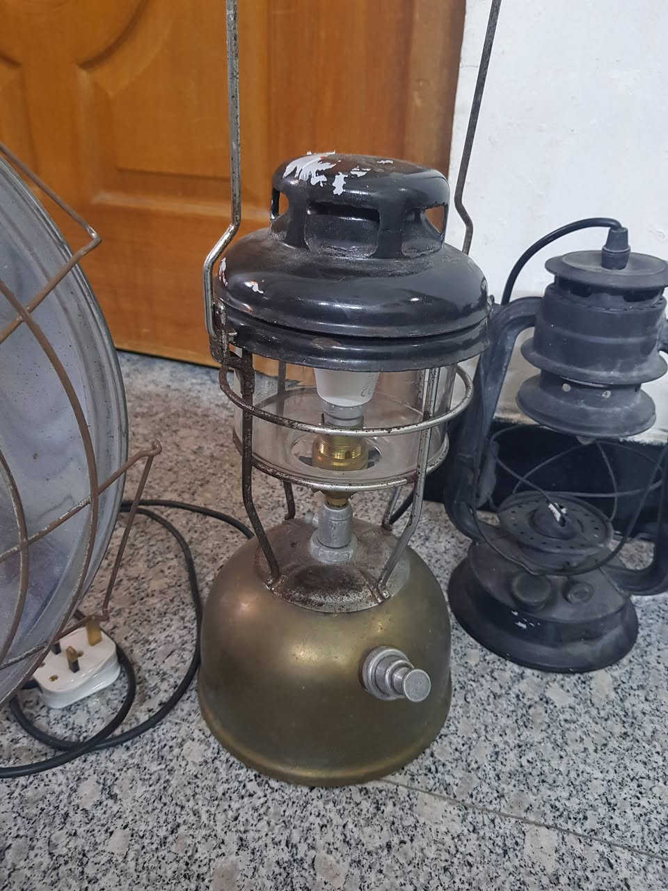 للبيع مجموعه شلع فوانيس يشتغل على نفط وكهرباء. مع لوكس و بلوجكتر سعر مجموعه 250. مكان بغداد. ***********
