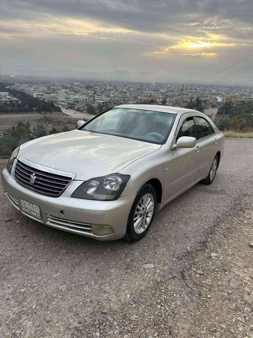 شاهینە 2005
دوو دوگمە 
ناو زەرد 
بێ دەعم و لێدراو 
یەک تۆز کاڵ بوونەوەی هەیە 
مەکینە بچووکی گێر بچووک ، بەنزین بە سرنج ئەخوات،
بڕاوەیە
سەیارەکە ماڵی دۆستە و بێ کێشەیە 

شوێن سەیدسادق 
نرخی ٤٣گەڵا و معامەلە

***********
