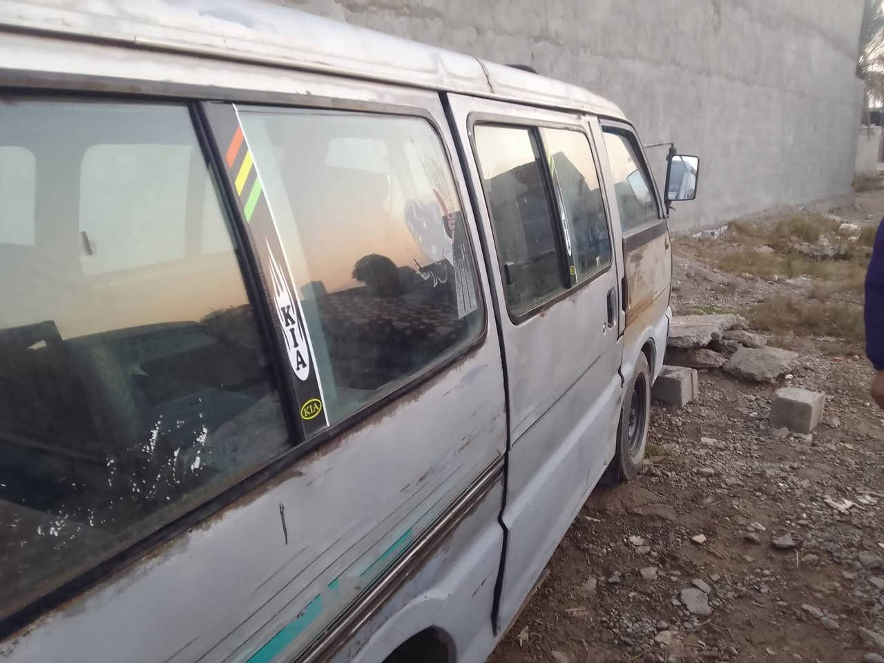 سلام عليكم للبيع كيا بسته موديل 94 بدون تحويل محرك وكير جدد صدر امامي خلفي جديد تخم  تاير جديد اكسن اسعاف جديد بم جديد دواخله نضيف وكهرباياته كلة شغاله بلاديه مكان سيارة بغداد ابوغريب اي استفسار علتصال *********** 
‏‪***********‬‏
لسعر 15 وبيه مجال
