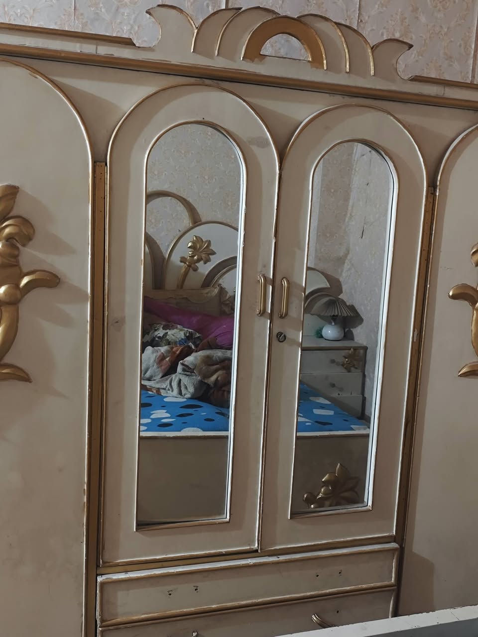 السلام عليكم.. للبيع غرفة نوم كاملة خشب، تصميم كلاسيك مميز باللون البيج (السكري) والمطعم بالذهبي، الغرفة بحالة ممتازة وجاهزة للاستخدام.

📦 محتويات الغرفة:
كندور ضخم: متعدد الأبواب والمجرات، يحتوي على مرايا وسطية وتصميم زغرفي ذهبي مميز.
جرباية مزدوجة: مع ظهرية (تاج) بتصميم ملكي متناسق مع الكندور.
ميز تواليت (ميز مراية): يحتوي على مجرات واسعة للتخزين ومرايا ثلاثية.
كومديات عدد (2): بجانب السرير مع مجرات.
علاقة ملابس واقفة (شماعة): تحتوي على مجر سفلي.
خزانة صغيرة إضافية (كومدي أرضي).
📍 تفاصيل إضافية:
الحالة: مستعملة (نظيفة جداً كما موضح بالصور).
السعر: [450الف] (قابل للتفاوض البسيط للشراي).
الموقع: [ بغداد / حي القاهرة]
النقل: [على المشتري].
📞 للتواصل والاستفسار: يرجى مراسلة الخاص أو الاتصال على الرقم: [***********]
