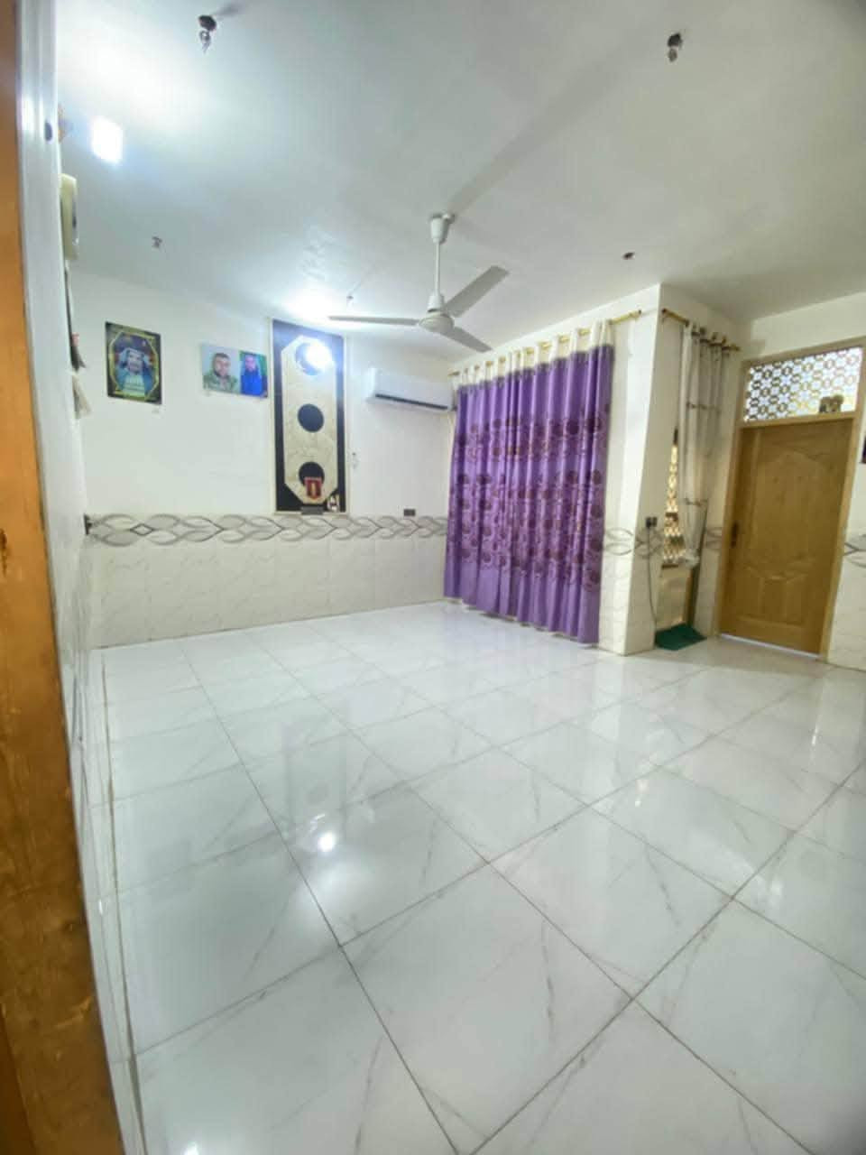 بيت بناء حديث سنة2025 حله حي الصدرين
خلف شقق طريق حله نجف رابع بيت عن نهر اليهوديه

بيت كامل مساحته 200متر يحتوي على غرفتين وصاله وكليدور ومطبخ حار وبارد

ومجمع صحيات داخلي ومجمع صحيات خارجي 

فقط الدرج والواجهيه ما كاملات

يبعد عن مدرسة براعم الفرات 100 متر  

طابو زراعي سند 25 تحويل مباشر 

للاستفسار اكثر ***********

