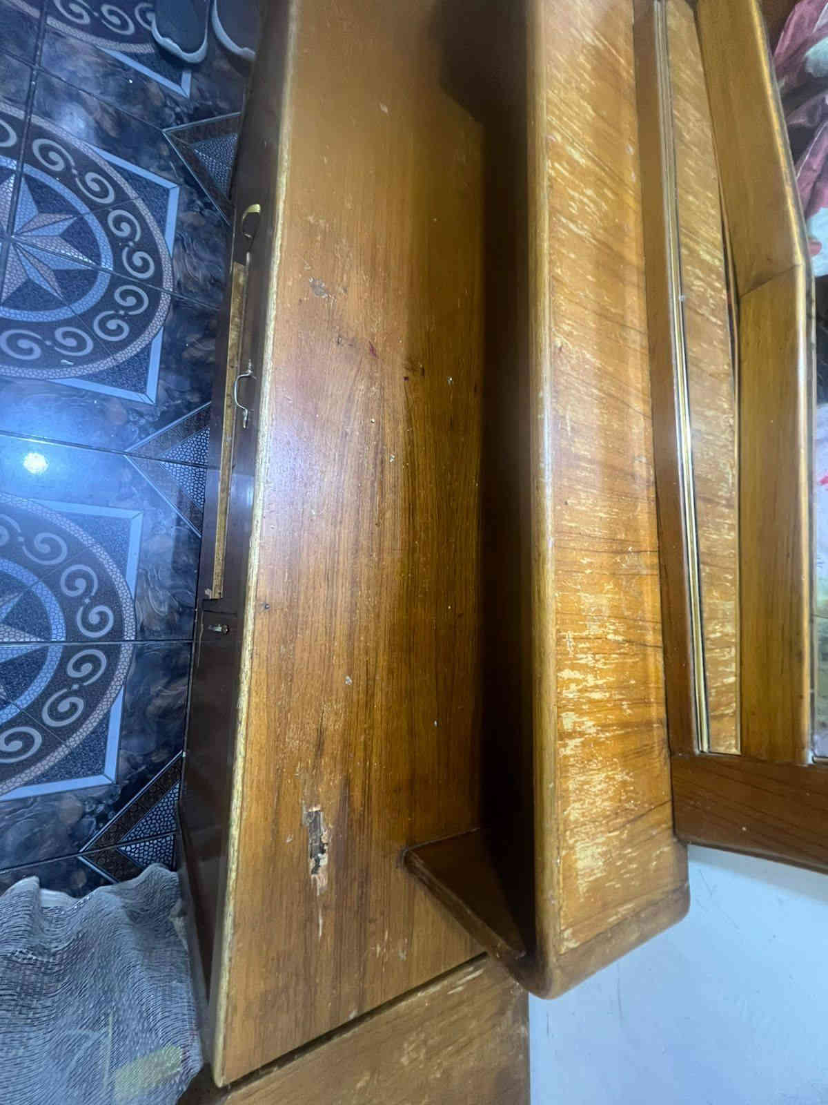 السلام عليكم 
غرفه اخشاب بس يرادلهه صبغ وشويه تعديلات مثل مموضح بالصور 
الزعفرانيه الاربع شوارع 
السعر ٦٥٠
الاتصال على الرقم الموجود ***********
