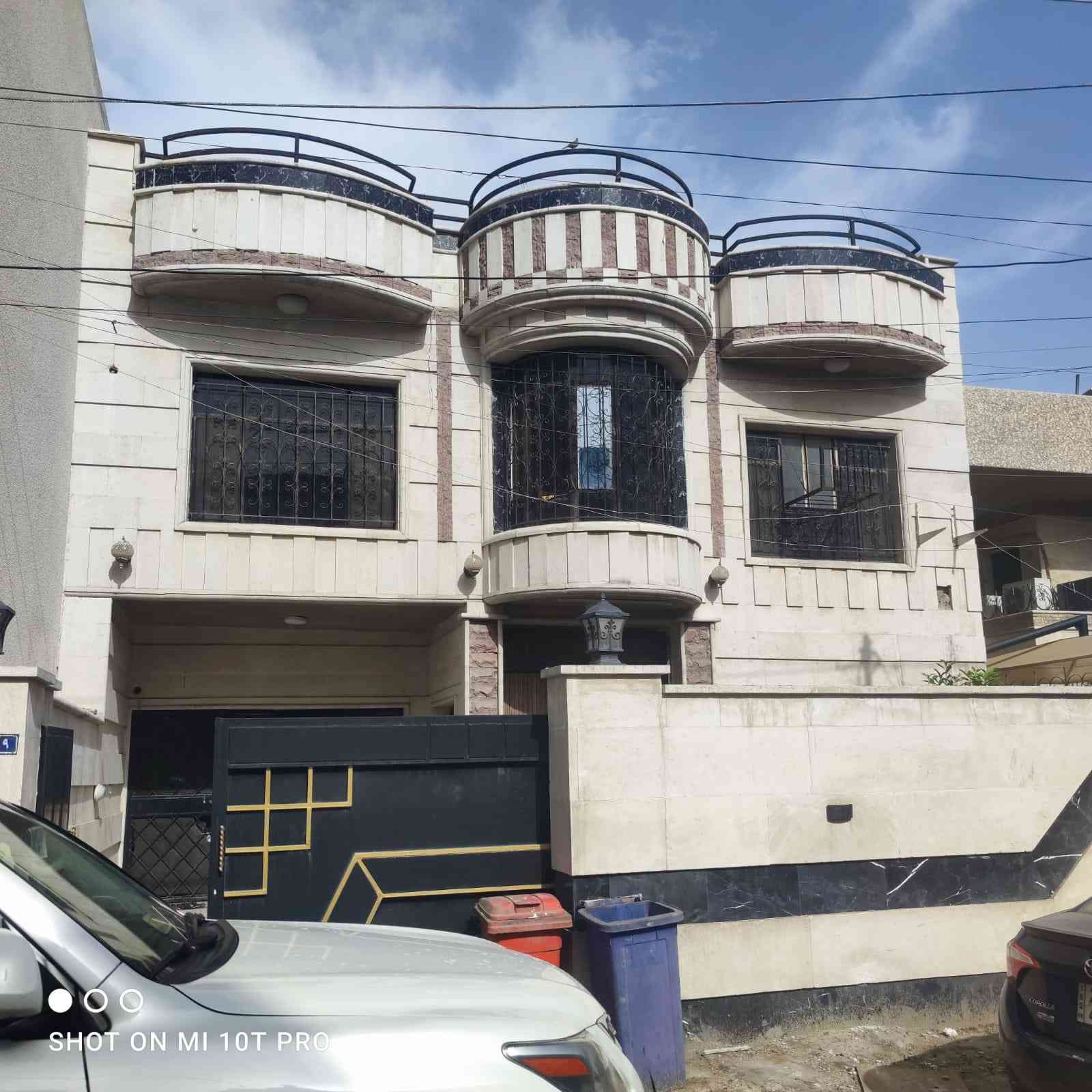 عقار تجاري للايجار
المساحة 300م واجهة 10 نزال 30 زنجيل يطل على شارعين ويحتوي على 5 غرف كبيرة مع استقبال وحولي ومطبخ و كراجين امامي وخلفي كما موضح في الفديو 
العنوان : السيدية - شارع العلوة بعد شارع جامع معاذ ابن جبل
للاستفسار : ***********
