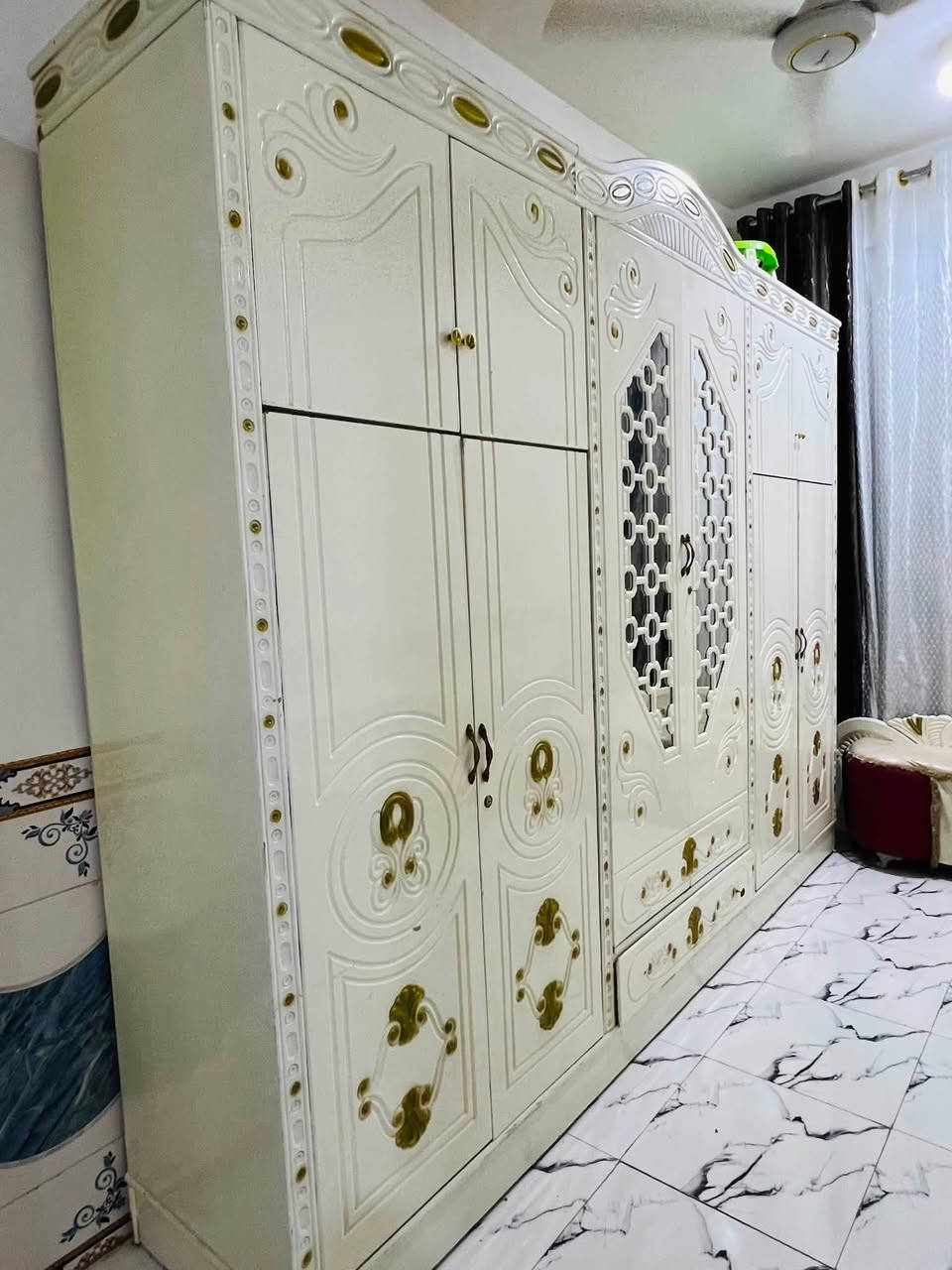 السلام عليكم غرفه اخشاب عراقيه100 ب100  مستعمله كنتور ست ابواب مع جربايه وزاويه مع تاج الجربايه مستعمله شي قليل 
السعر 900 الف عراقي وبيهه مجال. بصيط للشراي مكان واسط الكوت حي الحكيم الثانيه الرقم *********** واتساب بيهه ملاحضات بصيطه خدوش شي بصيط
