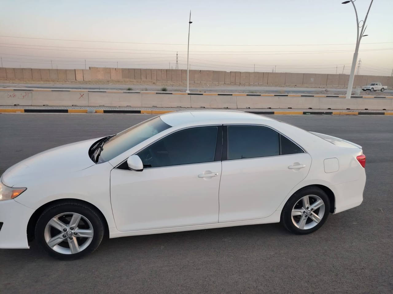 السلام عليكم كامري مديل 2014 السيره وارد خليجي موصفت GLX منظومه غاز بنزين تخم تاير  جديد صدر امامي خلفي جديد گيرو محرك خير من الله رقم اربيل تحويل مباشر او وكاله السعر120 وبيها مجال بسيط السياره مصبوغه تكسي دبي السياره بلاديه التصل على هذا الرقم ***********

