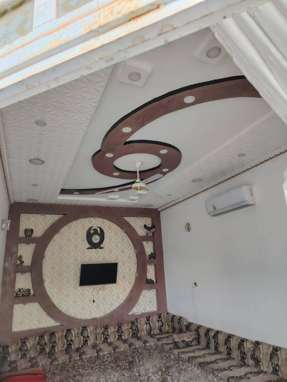 السلام عليكم بيت للبيع   المساحه ٢٠٠ شارع العريض الرئيس يربط شارع الحي مع شارع النفط
البيت كامل تطبيك سيراميك الاستقبال ديكور صحيات داخلية وخارجيه ٢ نوم 
***********
السعر ٥٥ وبيه مجال
