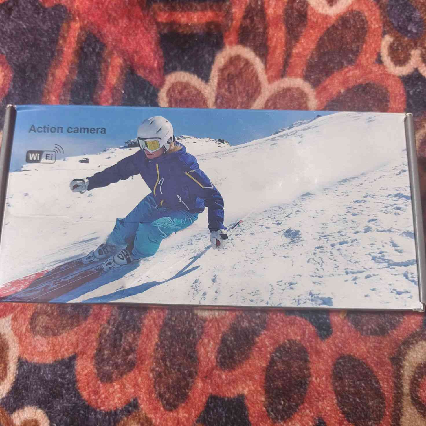 هذه علبة كاميرا حركة رياضية (Action Camera) تأتي مع إمكانية الاتصال بالواي فاي (Wi-Fi). 
الاستخدام: مصممة لالتقاط الفيديوهات والصور في الظروف القاسية والرياضات مثل التزلج، السباحة، والغوص.
المميزات: توفر خاصية الواي فاي لنقل البيانات أو التحكم بالكاميرا عن بعد.

Wallapop
 +3


**إذا كنت صاحب هذا الإعلان وتريد حذفه لأي سبب، رجاءا أرسل رسالة إلى الدعم الفني**