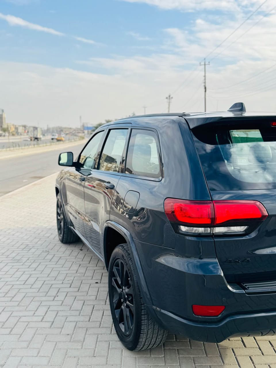 السلام عليكم
للبيع جيب لاردو فئة بلاك توب
موديل 2018 – وارد أمريكي
 • السيارة حادثة بنيد و جاملغ 
 •  الجاملغ الثاني ربع منه  صبغ
 • لون مميز
 • رقم سليمانية
 • بسمنة السيارة نظيفة جداً
 • ما بيها أي نقص

المواصفات:
 • كشنات جلد ومخمل
 • تدفئة بالكشنات
 • تدفئة بالستيرن
 • كشنات كهرباء
 • صندوك كهرباء
 • شاشة كبيرة مع CarPlay
 • وباقي مواصفات الجيب المعروف
       اي استفسار اتصل على الرقم 
       (***********) مكان السيارة بغداد 
        ( الكرخ ) بغداد, العراق
