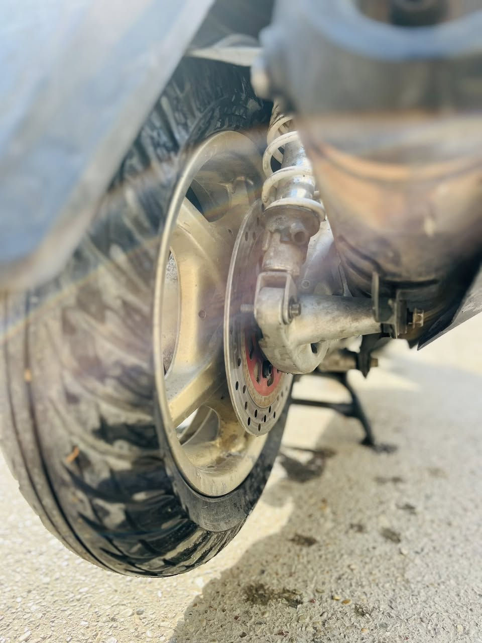 السلام عليكم شبابنا الطيبة دراجه سكنس فحل نوزل
الدراجه بلاديه مابي نقوصات لا كلاجات ولا دبلات
الدراجه بيها دسك خلفي محور من كوريا مو بالعراق
وفجها موجود بس يرادله لحيم شرط نكره صبح متعب 
سعرها 700 وبيها مجال مكاني بغداد الشعب
***********
