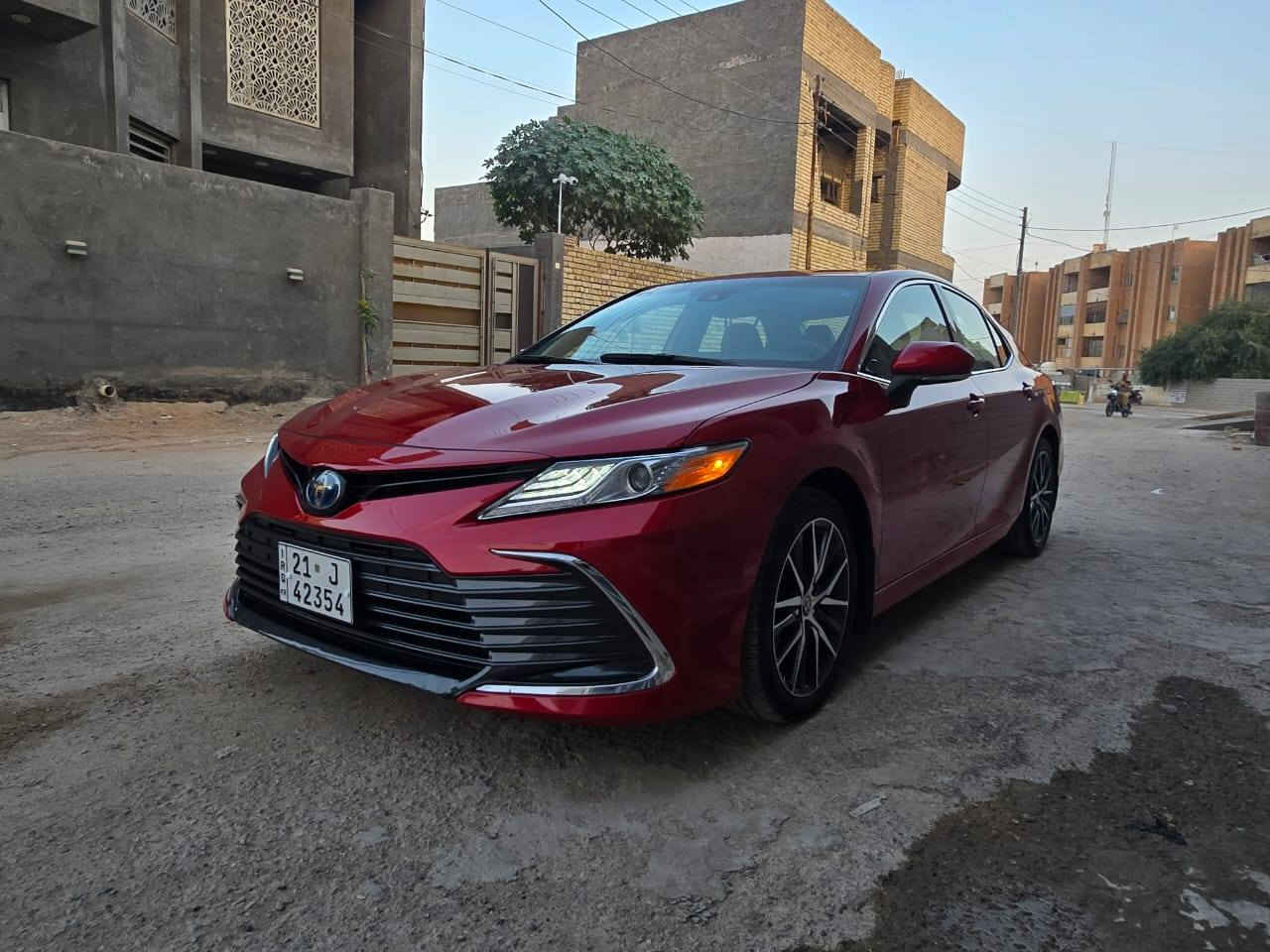 السلام عليكم 
للبيع فقط 
تويوتا كامري هايبرد 2023 XLE 
وارد أمريكي فول مواصفات  XLE 
بانزين + هايبرد 
ماشيه 11 ألف ميل يعني زيرو 
بصمة ، تشغيل عن بعد ، بصمة أبواب ، كشنات تدفئة سايق والنفر +ستيرن هيتر + مرايات هيتر  ، شاشة ايباد ، دشبول ديجيتال ، شحن لاسلكي واير ليس ، كشنات كهربائي ، وضعيات قيادة سبورت +نورمال+ ايكو + حساسات امامي خلفي + رادارات امامي رادار جانبي نقطه عمياء  + تحديد سرعة و مسار ، هاند بريك كهربائي إلكتروني ، تبريد قطعتين ، لايت LED امامي و خلفي ، وبعد بيها هواي مواصفات معروفة 
كير ومحرك و فحم كروز كلها بشرط ، بدون ايرباك بدون دواخل كلها بلادي 
ضررها كما موضح بلصوره 
مكان السيارة الانبار_فلوجه  
سعر : 240$ وبيها مجال بسيط.
للتواصل : 
***********
***********

