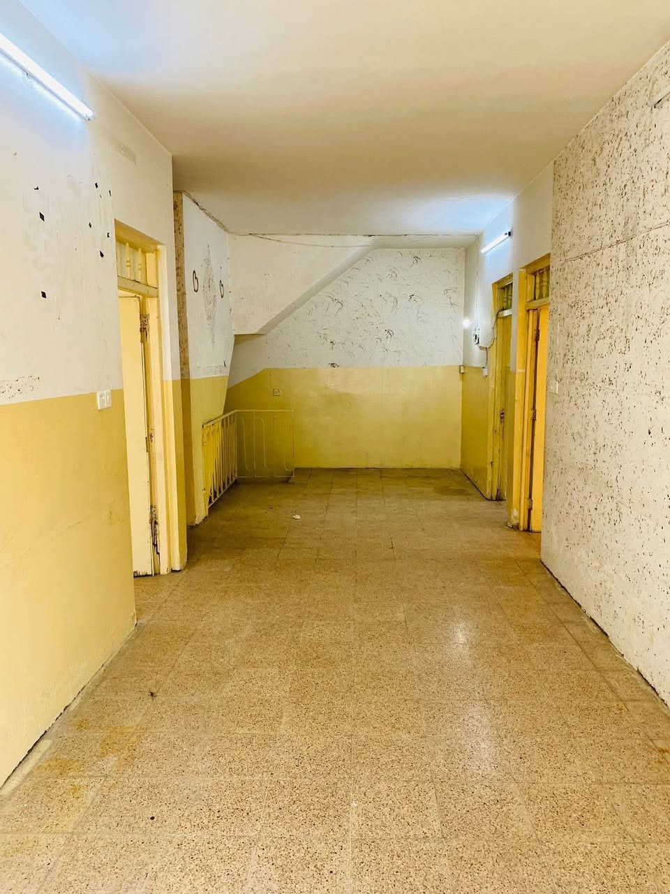 شقة للايجار طابق ثاني ركن تقع على شارعين شارع 15م شروق المساحة200م تقريباً حي الرفاق قرب جامع الروضة المحمدية  
200م تقريباً حي الرفاق قرب جامع الروضة المحمدية
للأستفسار
 ***********
