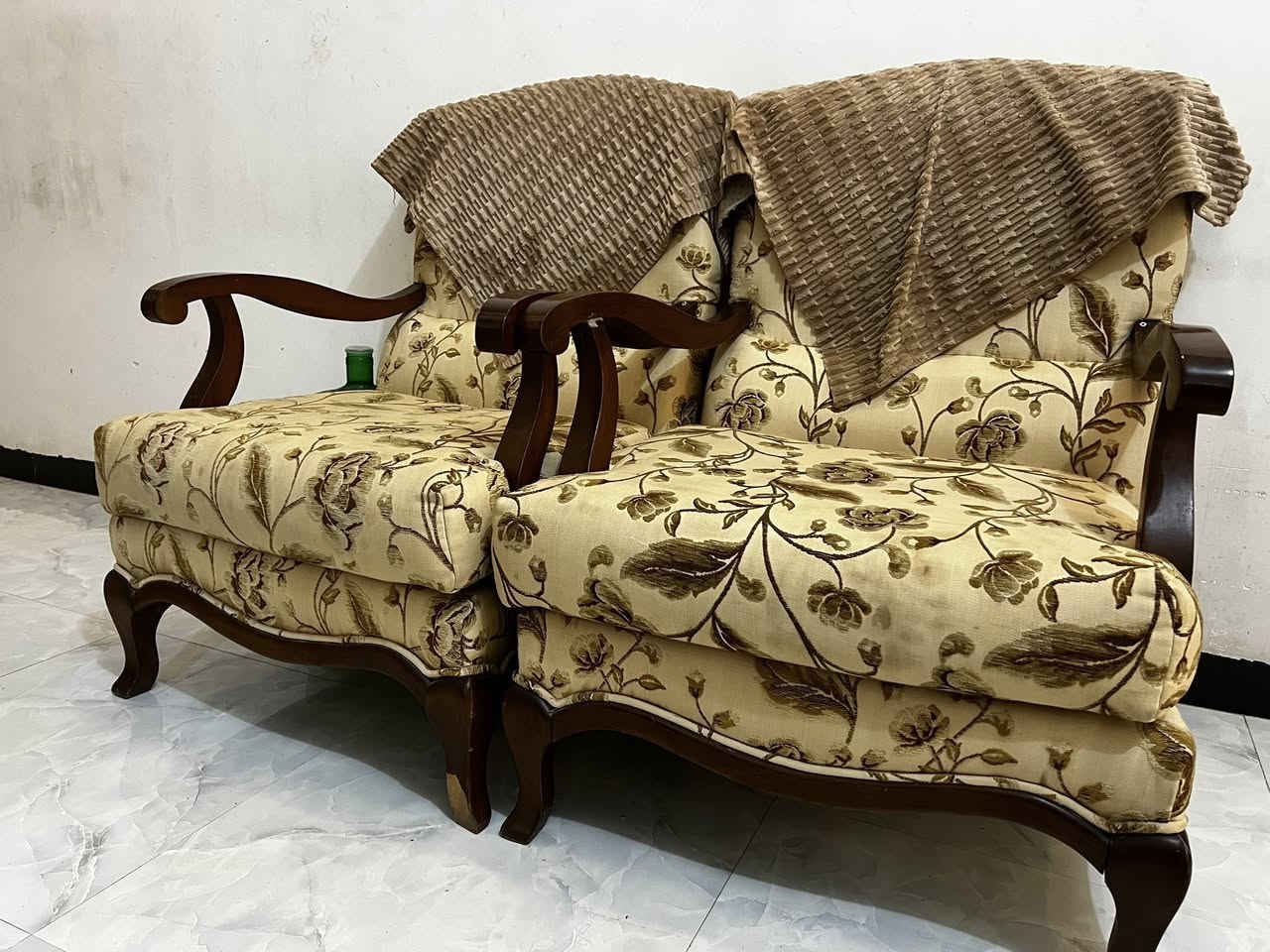 قنفات للبيع 3 قطع سعرهن 100 الف وبيهن مجال المكان البوبيات الاتصال ***********
