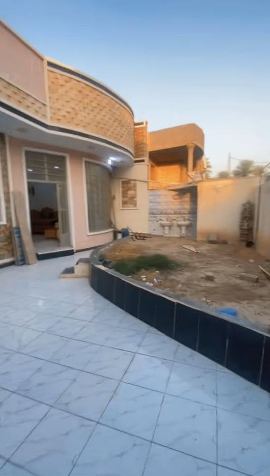 السلام عليكم بيت للبيع يحتوي  على استقبال ومطبخ سيراميك وحولي وغرفة نوم عدد ثلاثه   وصحيات داخليه وخارجيه وكراج سياره وحديقه 
العنوان / بغداد الراشديه شارع المراسمه قريب السدره ماركت  السعر /250 مليون وبيه مجال للشراي للاستفسار أكثر يرجى الاتصال على الارقام التاليه :
***********أتصال + واتساب
***********
