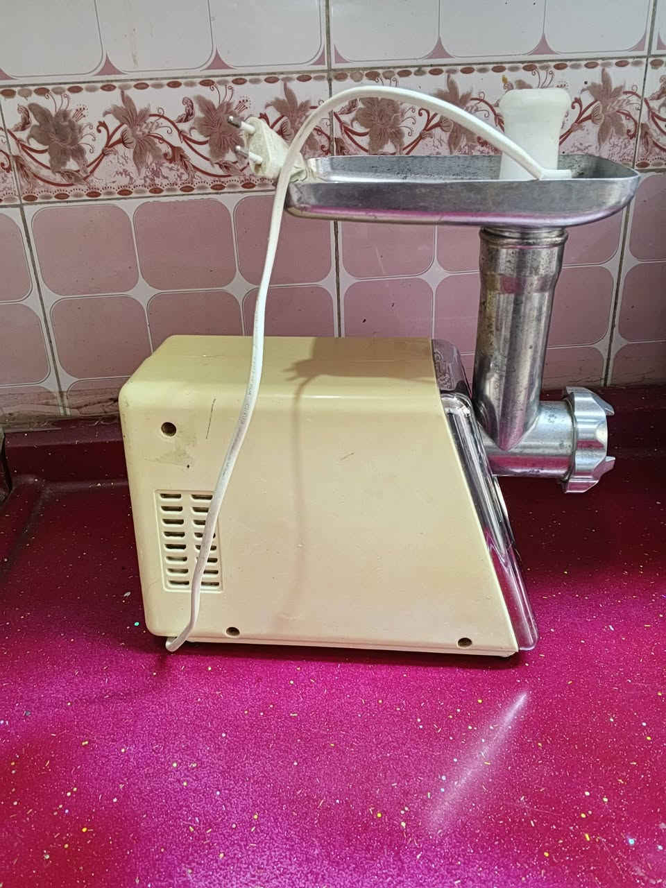 السلام عليكم غراض للبيع للعنوان حله أبو غرق الوسط قرب العلويه شريفه بنت الحسن ع***********
