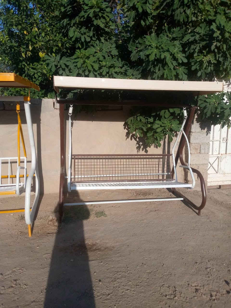 سلام عليكم مرجوحة العدد 4 السعر الوحدة على 150 اتصال على الرقم ***********
