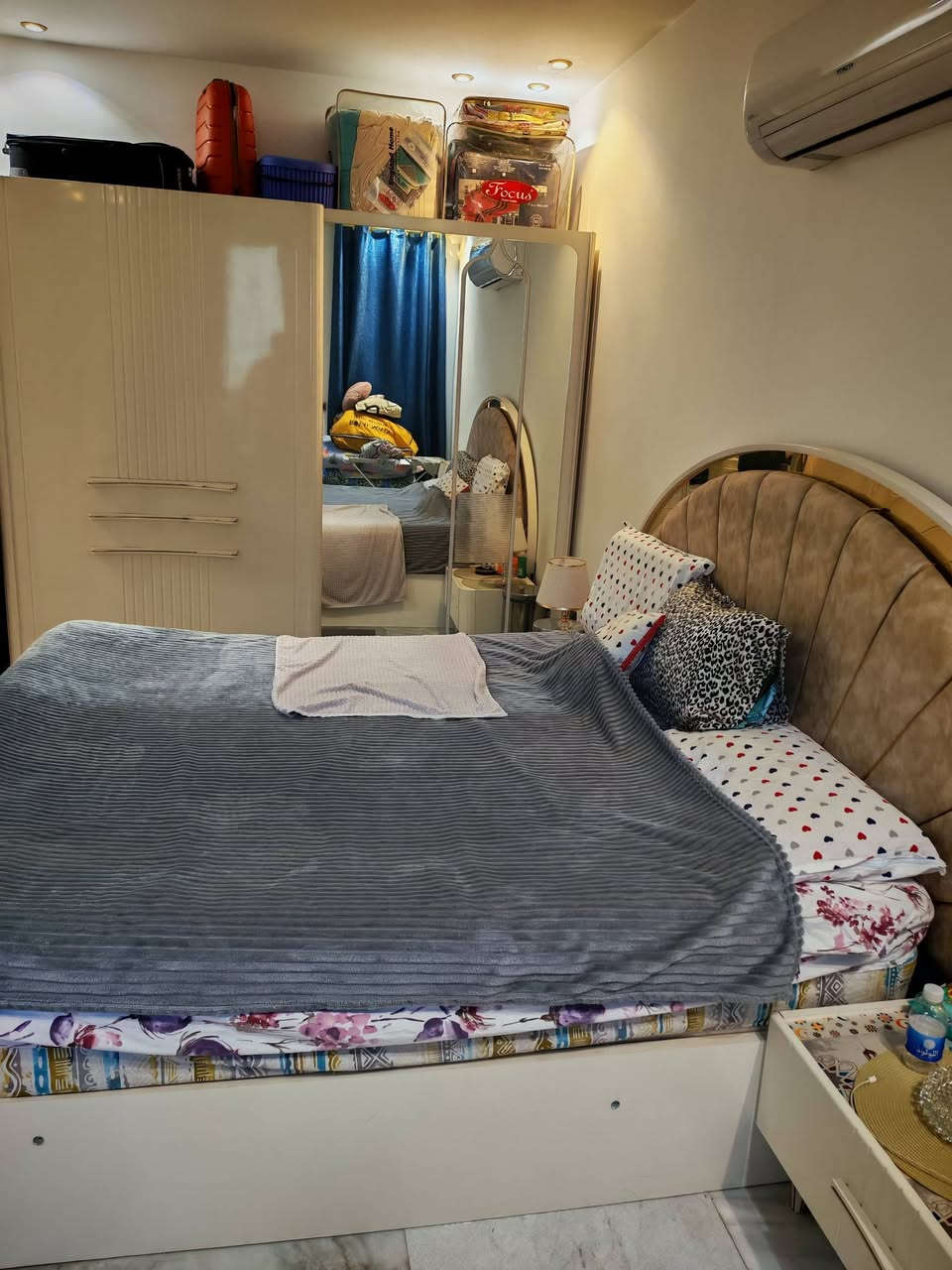 مشتمل مؤثث غرفه وصاله ومطبخ مليون ثلاث اشهر معه تىمينات شهر واحد ***********
