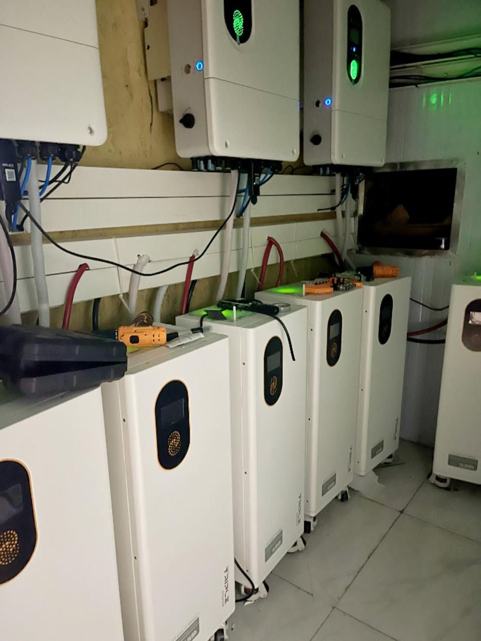 💥💥💥💥💥بسم الله وعلى بركة الله 💥💥
💥في قضاء المنصورية(دلي عباس ) و بتاريخ : 2026/1/21 💥
💥تم تجهيز وتنصيب منظومة شمسية 💥
💥بقدرة 120 أمبير ليلي نهاري بالتناوب مع التيار الوطني 💥
💥مكونات المنظومة —"💥
💥1- بطاريات سولاكس 16k عدد (6) بمواصفات عالية وتدعم لاتصال لاسلكي 💥
💥2- انفيرتر سولاكس هايبرد 10k عدد (3) On Credit of Credit  موزود بحماية داخلية عالية ونظام متطورر 💥
💥3- بورد متكامل من قواطع الDC - AC - والجوزات الذكية .
💥4- كابلات  50ملم DCوال 16 ACملم 
💥5- بالإضافة إلى ربط المنظومة بالكامل  wi - fi 
💥 لغرض تحديث وبرمجة الأجهزة مباشرةً  وتم ربط مع الشركة المصنع مباشر💥💥
💥💥ملاحضه سيضاف لألواح لاحقا ☺️

مكتب ضوء ديالى  / للاستفسار الاتصال على الأرقام التالية او المراسلة صفحة مكتبنا او عن طريق الوتس اب……☎️
🤙***********
‏0771 121 7402🤙
الجميع @
