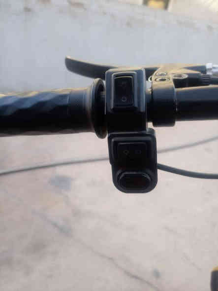 السلام عليكم 
موطور شحن 
حجم 14 
يتحمل وزن  100kg
شغال فول مابي اي عطل 
اشاير يمين يسار 
ضوء عالي ناصي 
بطاريات على وضع الشركه 
شاحنه شحن سريع 
شاشه تطلعلك اي عطل يصير بل موطور
بريك شغال 
ماتصرف عليه ربع 
السعر 150 وبي مجال 
للاستفسار الاتصال على الرقم التالي 
***********
