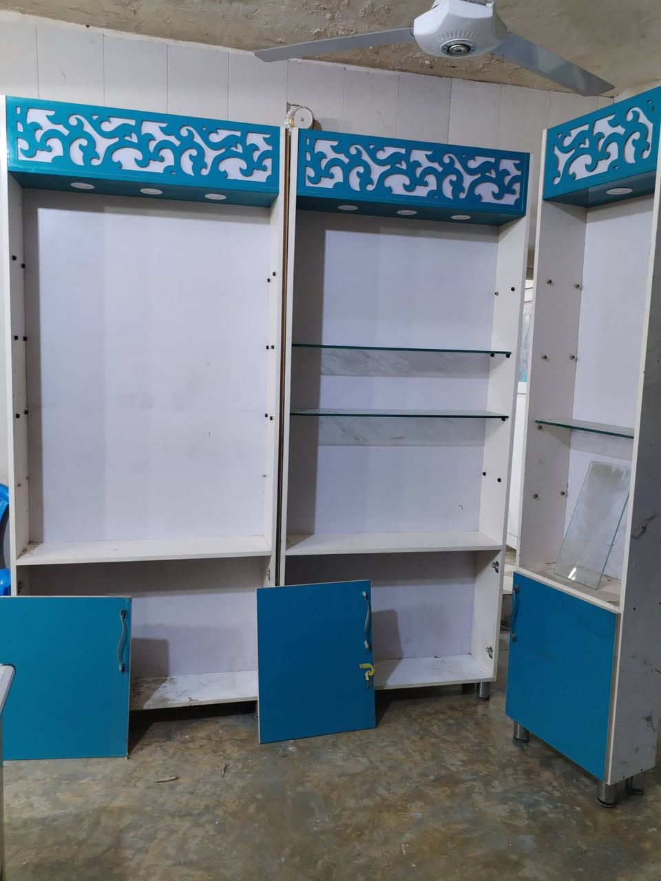 السلام عليكم 
فاترينات للبيع درجة اولى و بعدهم جدد
عدد 6
ارتفاع 250
العرض 100
النزال 20
مع خزن و لوكو
و جام 12 ملم
***********
***********
