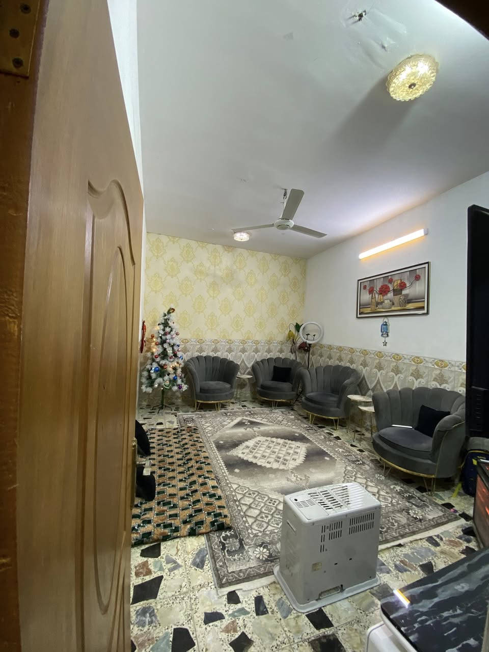 السلام عليكم 
بيت مساحة ٨٠متر مربع طابو صرف
بسعر ١١٠
لبيت مثل ما كدامك و شغل كله جديد و نضيف
وجاهز للتحويل
📍 شرطه الخامسه / سويب شارع الكيات 
للاستفسار ***********📞وتساب
