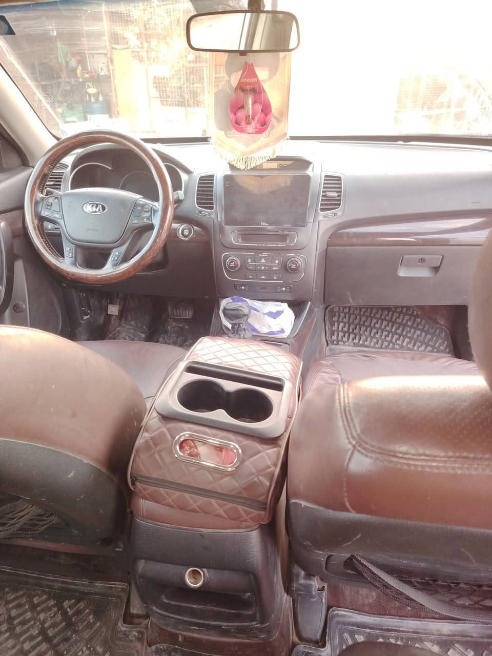 السلام عليكم سورنتو ٢٠١٤..
السياره مكفوله كفاله عامه رقم قادسيه دولي سياره فول ماعدى الفتحه السياره كشر نظيف و دواخلها مرتبه وارد كويتي 4×4 (فور ويل) السعر 200$ وقابل للتفاوض..
للاستفسار على الرقم :***********.
