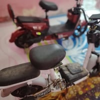 دراجات شحن الحمره جاهزه نقص بطاريات والبيضاء نقص بطاريات وعواج ب الماش...