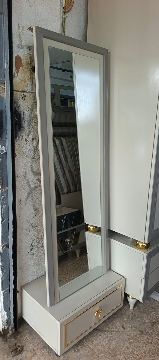 من معرض فهودي الدليمي غرفه تركي ماركة تتكون من 11 قطع تخت مخزن صبغ حراري النضافه 100%100 معا الشد والنقل مجاني العنوان موصل سايدين القادسية الثانية قرب جامع علي بن أبي طالب معرض فهودي الدليمي للستفسار موبايل *********** اسيا ***********
