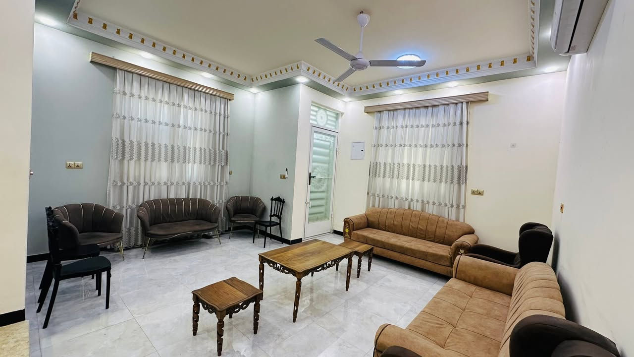 بيت ركن مؤثث 🏡 للبيع في كربلاء
المساحة 60 م طابقين ✅
يحتوي ثلاث غرف نوم 🛌 
و حمامين وصالة و مطبخ 👍🏻
الموقع مقابيل حي العباس 🕌 
عامود 17 
منطقة راقية جدا 
تبعد كيلو واحد عن الامام العباس عليه السلام 
البيت جديد و مؤثث كامل 
اثاث درجة اولى ✔️ 
بناء درجة اولى ✅

* البيت جديد غير مسكون سابقاً 😍

السعر 125 مليون
للاستفسار ***********

جميع الخدمات كاملة 
مي مجاري تبليط كهرباء 
مولدة سحب
