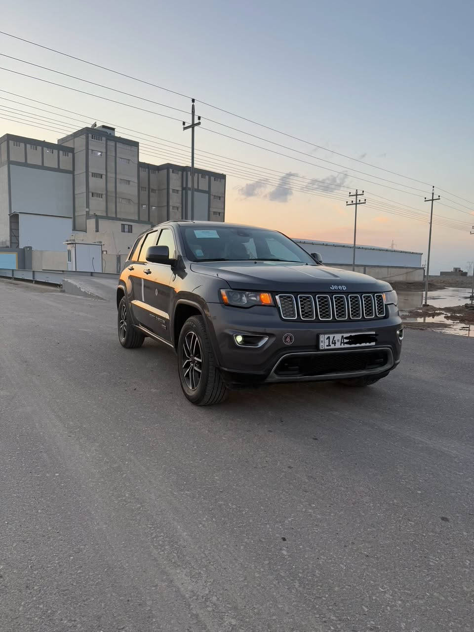 جيب كراند شيروكي فئه 1941 
فول مواصفات 
الموديل :2017
المحرك : V6.  3.6L . 
العداد : 140m
رقم بصرة
للبيع او مراوس حسب القناعه
 
المواصفات :
* دفع رباعي 4x4 . 
* قيادة ذاتية عند المنعطفات. 
* رادار مانع تصادم خلفي.  
* نظام تحذير عند تجاوز السرعة المحددة. . 
* مرايا تعتيم ذاتي. 
* نظام الصوت عملاق
* سقف فتحه
* شاشه كبيرة
* المصابيح الأمامية زنون .
* كشافات الضباب زنون . 
* دخول ذكي. 
* تشغيل عن بعد .
* الصندوق الخلفيي كهربائي .
* مقعد السائق كهربائية .
* المقاعد الأمامية تدفئة .
* حساسات خلفية . 
*تبريد خلفي امامي ثلج
* تدفئة ستيرن . 
* مانع تصادم خلفي .
* بلوتوث تلفون . 
* محدد سرعة . 
* نظام التشغيل والاطفاء الاوتوماتيكي .
* نظام بريك اوتماتيكي .
*مكينه جديده مال ٢٠
حادثها جاملغ امامي جهة السايق ومصبوغ بدون دواخل وبدون ايرباك 
مكان البصره ***********
