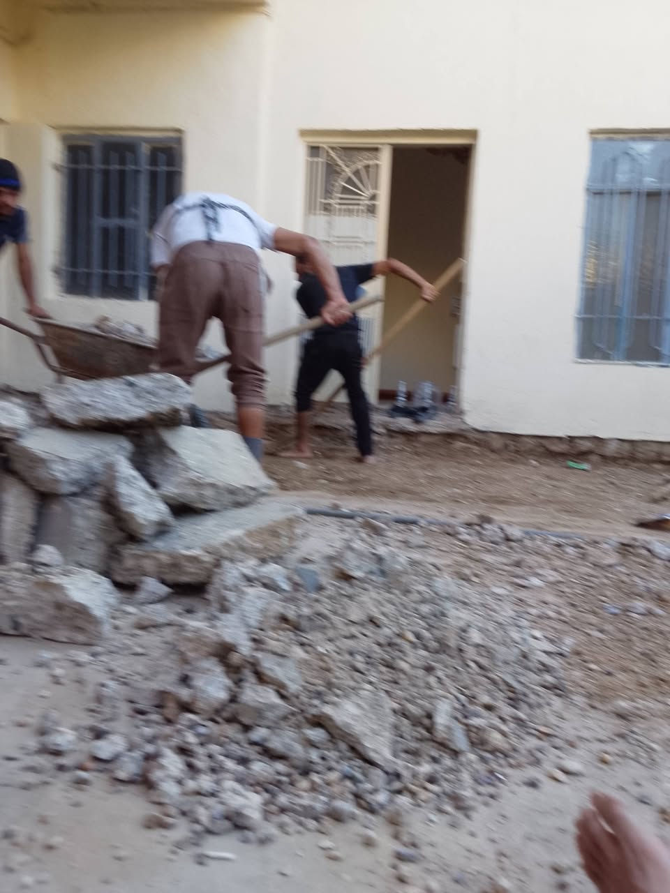 سلام عليكم  / يوجد كادر عمل جاهز/ تصعيد مواد/ تنضيف بيوت/ تفليش/ تكشيط/ تنضيف حدائق/ دفن نهري  / شقلنه ليل ونهار   /ومعداتنه جاهز/ ماعليك بس تصال على رقم  /     *********** /
