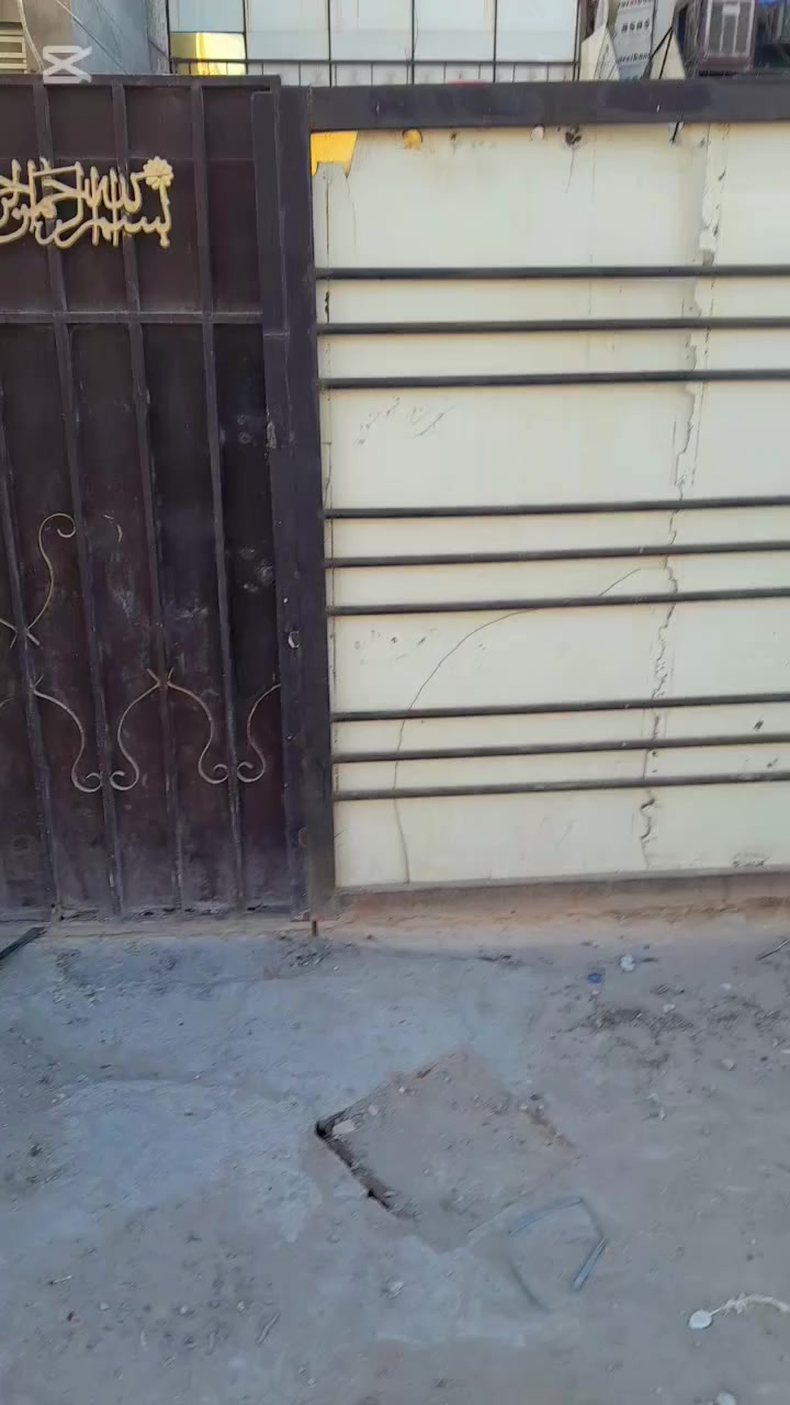 السلام عليكم بيت للبيع بالمحموديه حي العسكري القديم شارع الحمداني قريب معرض السجاد المساحة ٢٩٠م واقع حال ٣٢٠م واجها ١٠م ونزال ٣٢م السعر ١٢٥ التفاصيل بالمنشور هاتف ***********او زيارة مكتب الطارق
