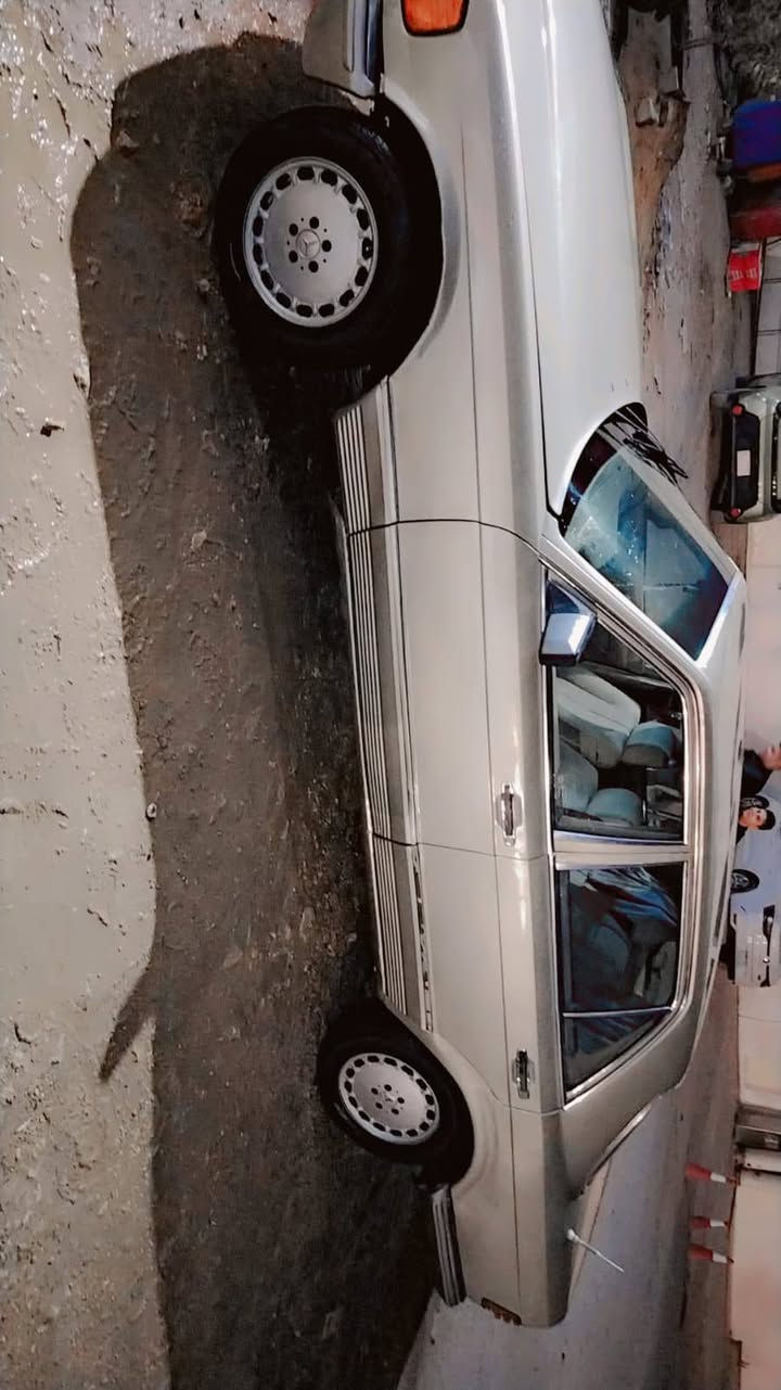 سيارة مرسيدس للبيع محرك بطه وكير سيارة نظيفه وجاهزة ورقم انكليزي وسنويه جديده  من كلشي واحلى من الصور السعر 38ورقه وبيه مجال حك الكروه للشراي ويدلل العنوان نجف شارع الغدير قرب دائرة النزاهه رقم الموبايل ***********
